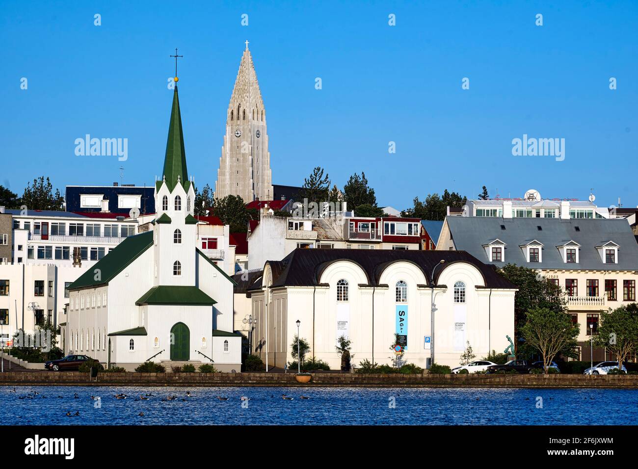 Paesaggio urbano di Reykjavik sul lago Tjornin. Islanda Foto Stock