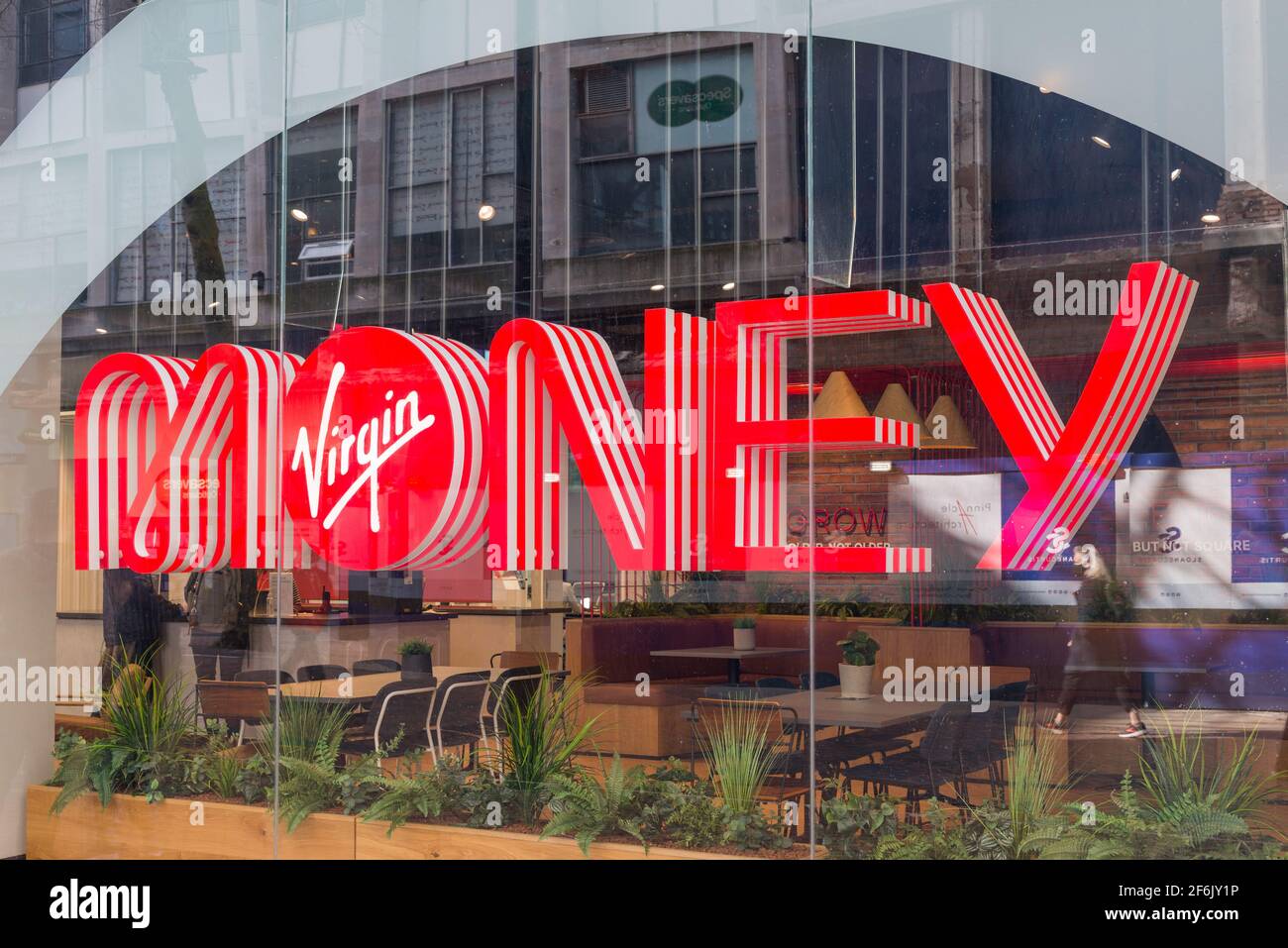 Grande cartello della finestra presso la filiale della Virgin Money Bank in Centro di Birmingham Foto Stock