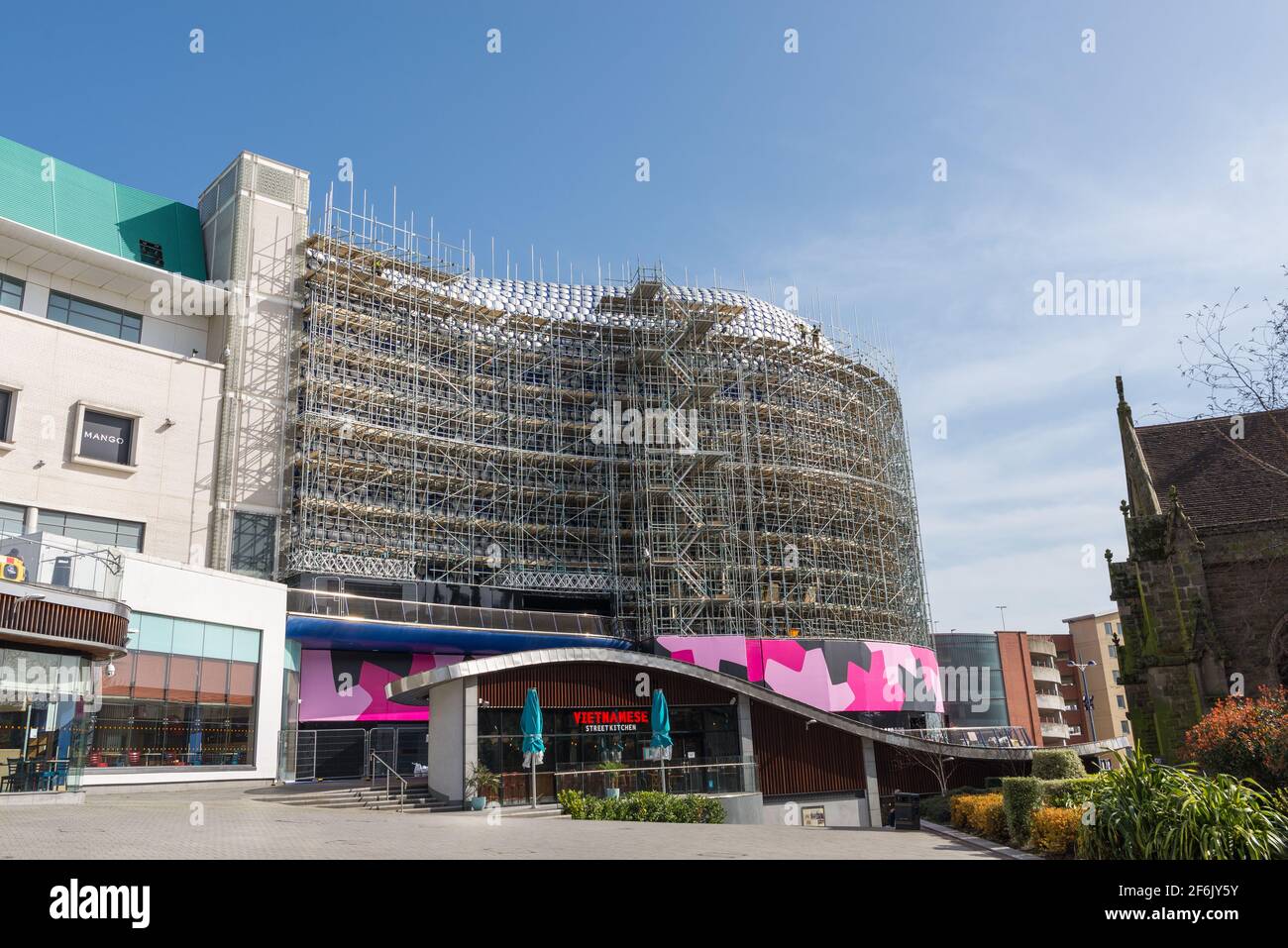 L'area all'aperto del Bullring Shopping Centre di Birmingham durante il blocco, quando i negozi non essenziali sono stati chiusi Foto Stock