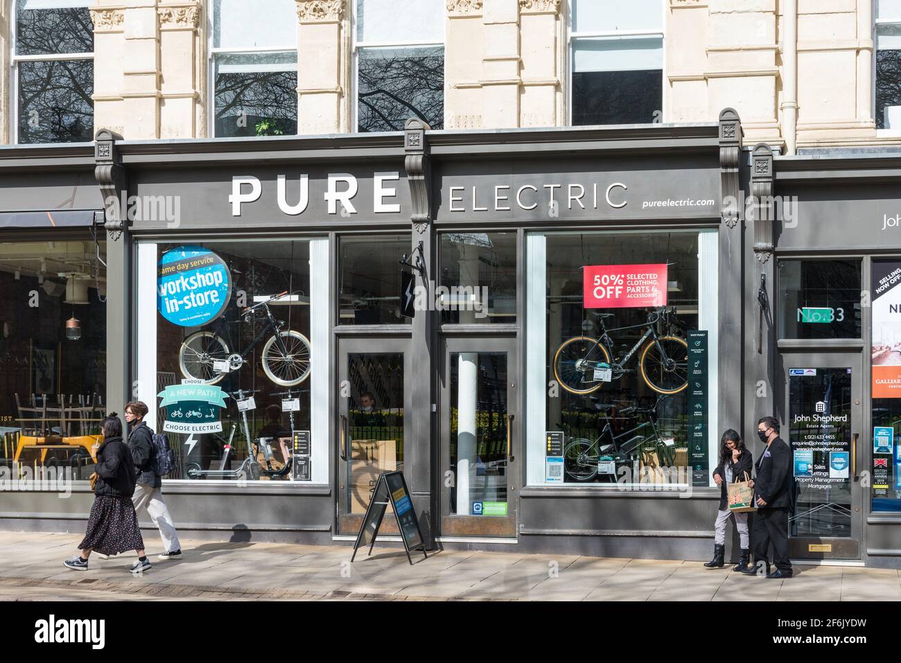 Negozio di biciclette elettriche pure a Colmore Row, nel centro di Birmingham, Regno Unito Foto Stock