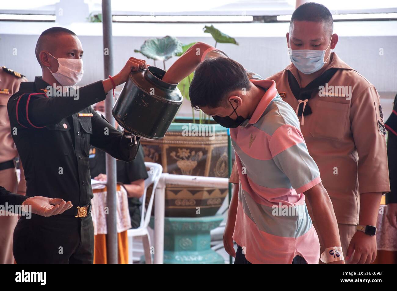 Un uomo thailandese disegna una lotteria durante una coscrizione militare a Wat Thong. Le forze armate tailandesi reali hanno lanciato la loro annuale giornata di coscrizione militare, a partire dal 1 aprile 2021 al 20 aprile 2021, alla ricerca di uomini sani di età da 21 anni in su da tutto il paese, volontariamente e disegnando una lotteria. Foto Stock