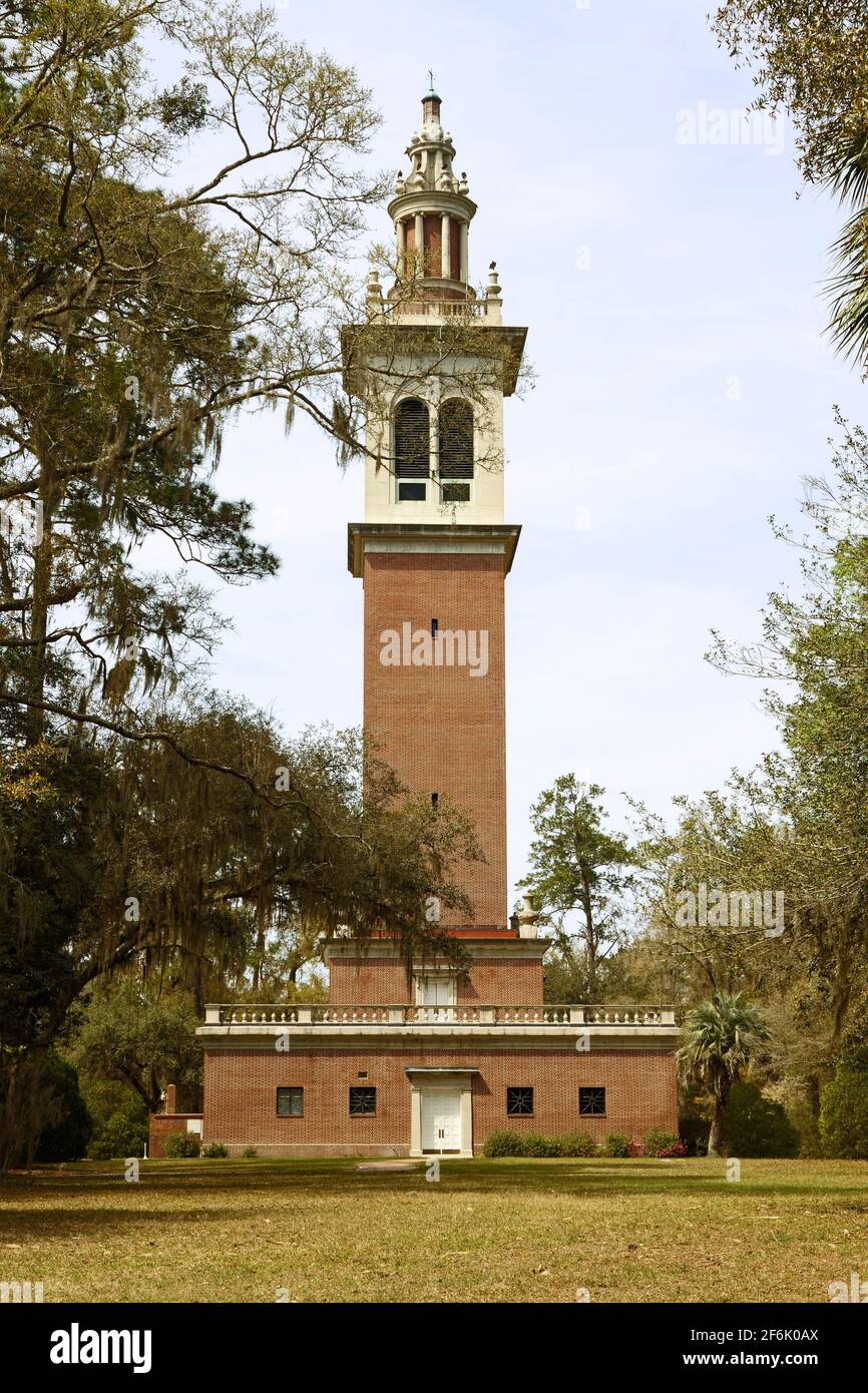 Torre Carillon, campanile alto 200 piedi, 97 campane tubolari, strumento musicale, mattoni rossi, 1958, Stephen Foster Cultural state Park, Florida, SPR bianco Foto Stock