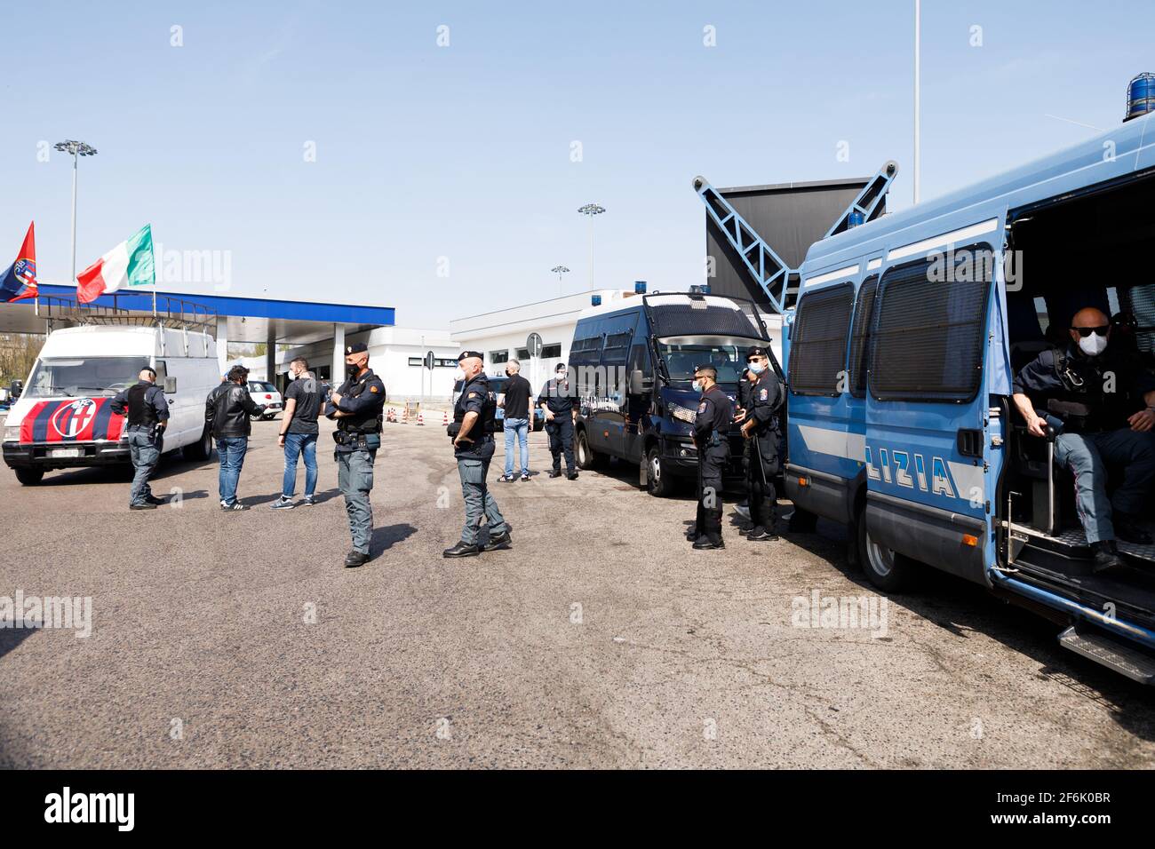 Bologna, ITALIA. 1 aprile 2021. Circa un centinaio di ristoratori e mercanti, provenienti da tutta Italia, hanno protestato presso l'Autogrill 'Cantagallo' dell'autostrada A1 appena fuori Bologna, per chiedere al Governo Draghi un sostegno più consistente e soprattutto per poter riaprire in sicurezza le proprie attività. Credit: Massimiliano Donati/Alamy Live News Foto Stock