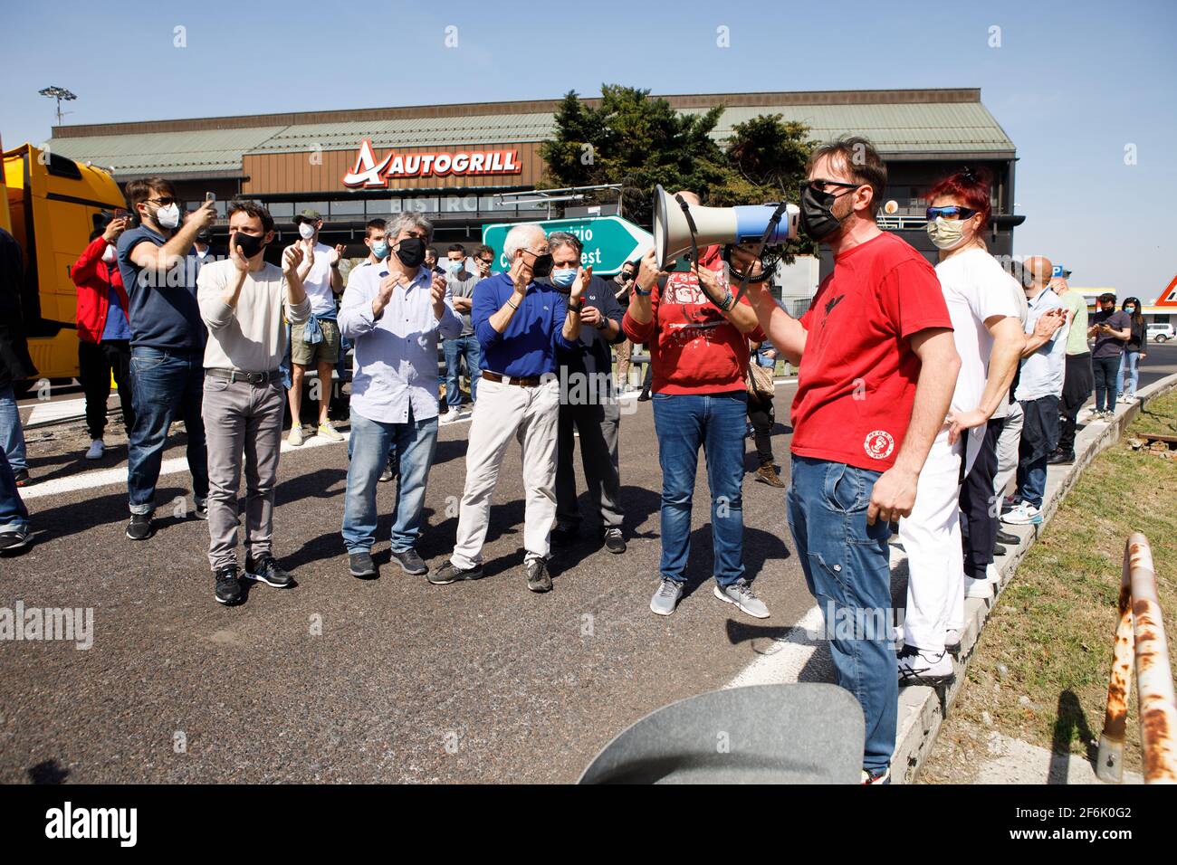 Bologna, ITALIA. 1 aprile 2021. Circa un centinaio di ristoratori e mercanti, provenienti da tutta Italia, hanno protestato presso l'Autogrill 'Cantagallo' dell'autostrada A1 appena fuori Bologna, per chiedere al Governo Draghi un sostegno più consistente e soprattutto per poter riaprire in sicurezza le proprie attività. Credit: Massimiliano Donati/Alamy Live News Foto Stock