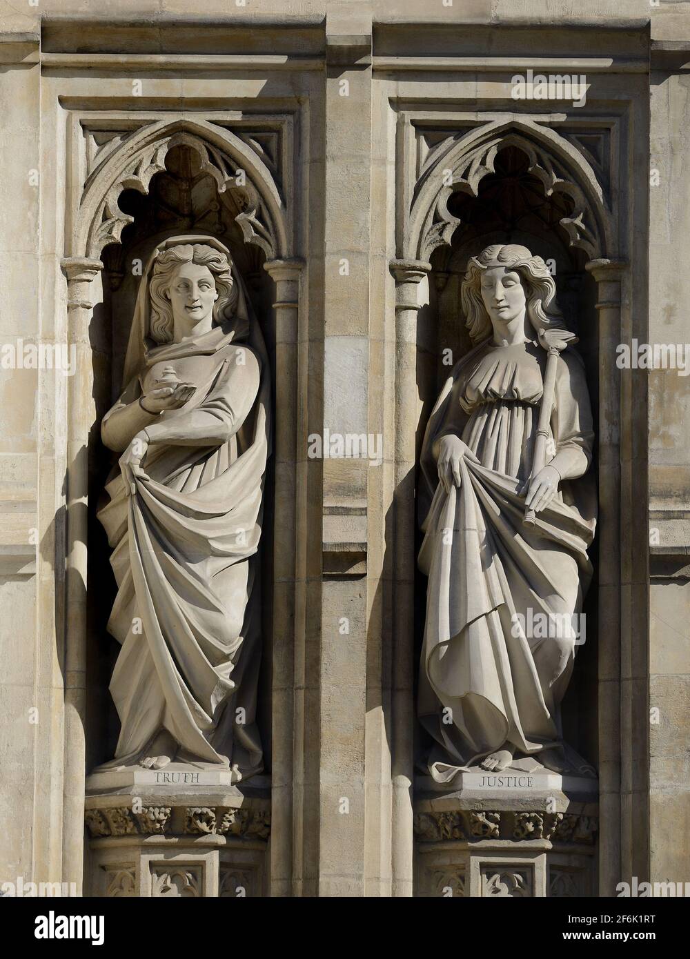 Londra, Regno Unito. Statua allegorica sulla facciata dell'Abbazia di Westminster che rappresenta la verità e la Giustizia Foto Stock