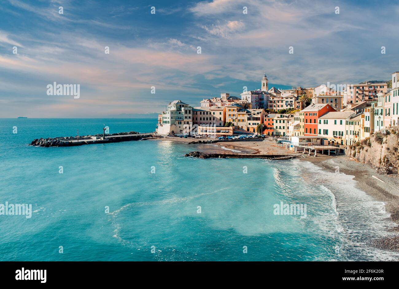 Vista diurna all'antico villaggio di pescatori di Bogliasco, graziosa cittadina italiana. Cielo nuvoloso, turchese vista panoramica della baia del Mar Mediterraneo. Italia Foto Stock