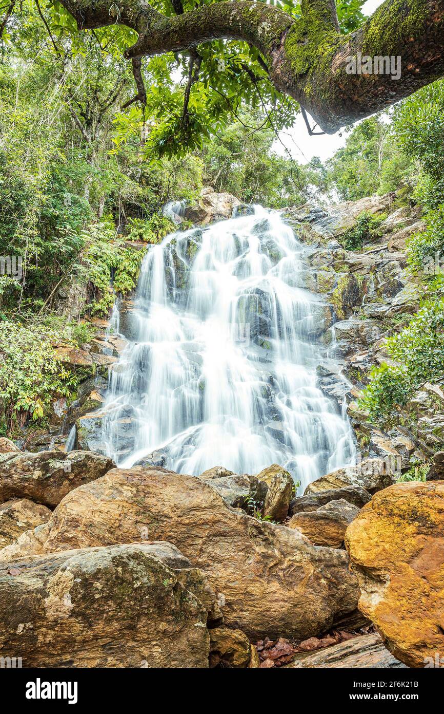 São Roque de Minas - MG, Brasile - 13 dicembre 2020: Cachoeira da Chinela. Cascata con l'acqua che scorre dalle rocce circondate da verde vegetatio Foto Stock