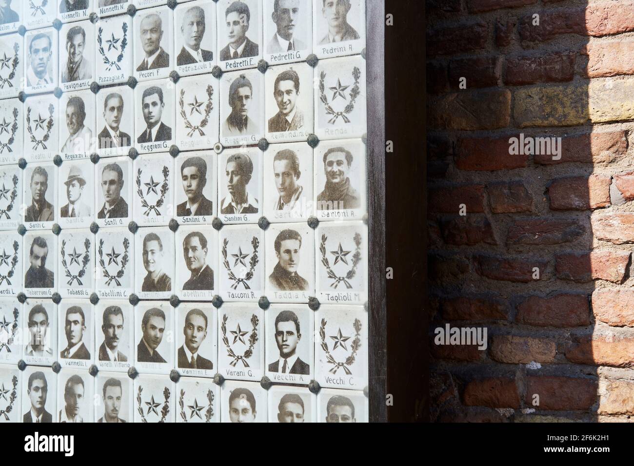 Memoriale alle vittime del conflitto nella Biblioteca Salaborsa. Città di Bologna, Italia, Piazza Nettuno vicino a Piazza maggiore. Foto Stock