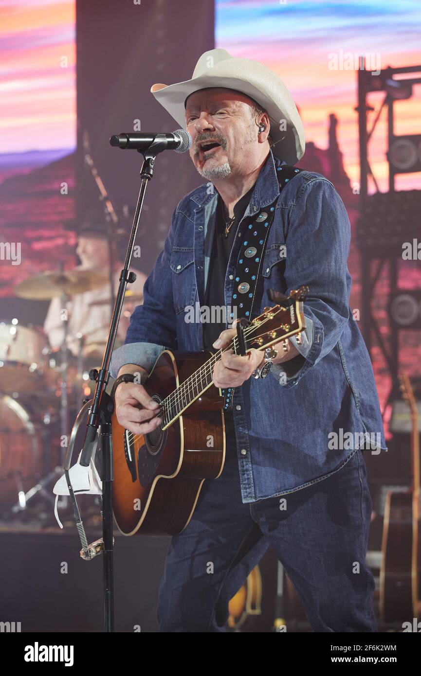 Buchholz, Germania. 01 Aprile 2021. Andreas Cisek, cantante della country band Truck Stop, è in scena durante una prova di prova prima del concerto in streaming "Love, Lust & Vice". Credit: Georg Wendt/dpa/Alamy Live News Foto Stock