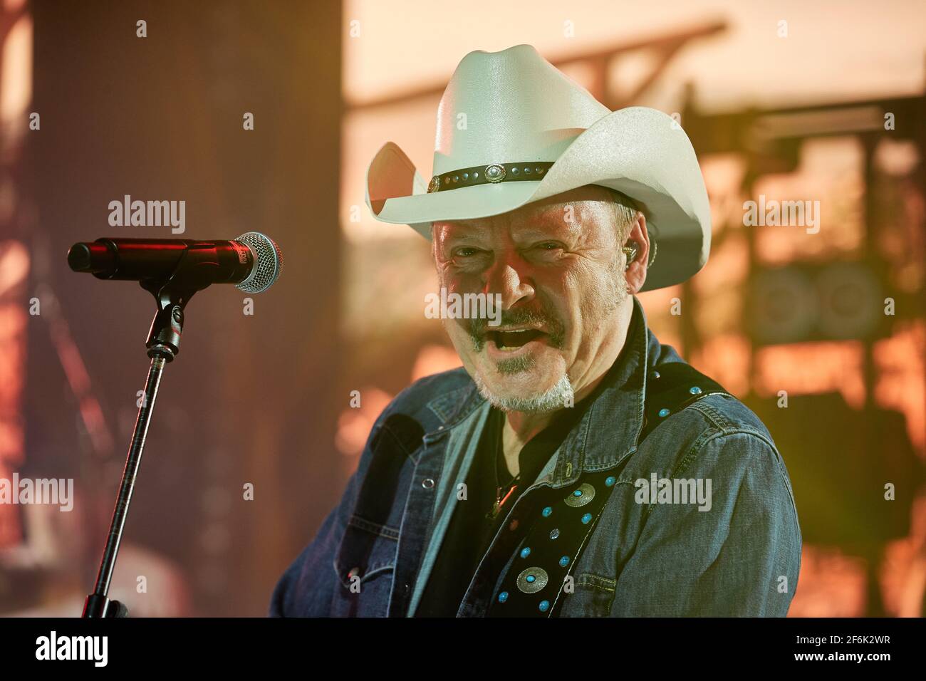 Buchholz, Germania. 01 Aprile 2021. Andreas Cisek, cantante della country band Truck Stop, è in scena durante una prova di prova prima del concerto in streaming "Love, Lust & Vice". Credit: Georg Wendt/dpa/Alamy Live News Foto Stock