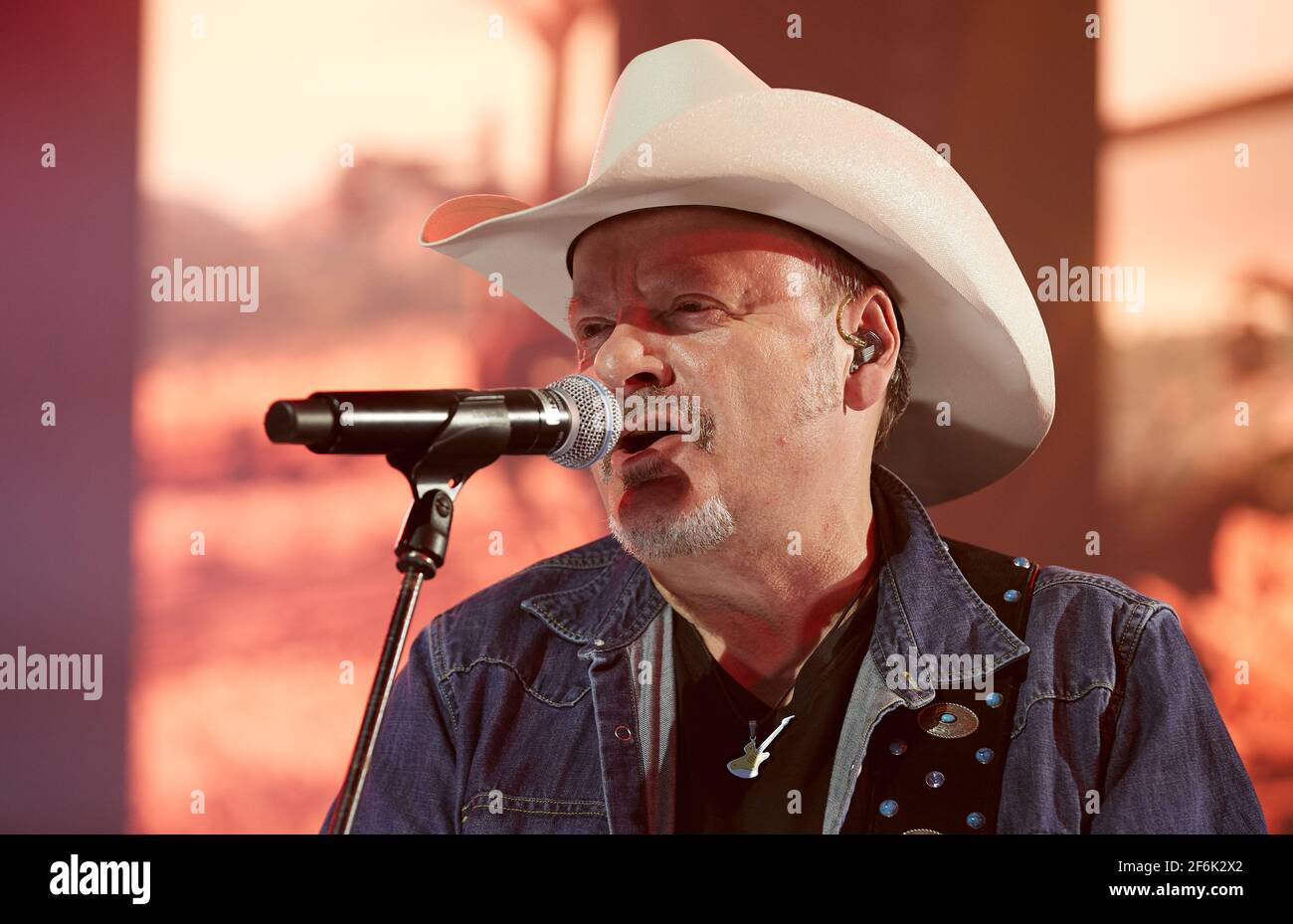 Buchholz, Germania. 01 Aprile 2021. Andreas Cisek, cantante della country band Truck Stop, è in scena durante una prova di prova prima del concerto in streaming "Love, Lust & Vice". Credit: Georg Wendt/dpa/Alamy Live News Foto Stock