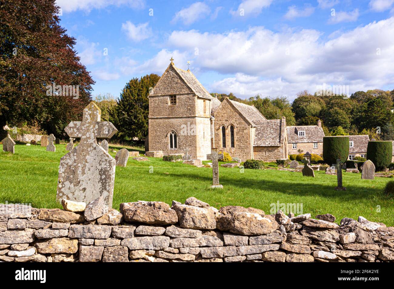 Autunno alla chiesa di St Peters nel villaggio di Cotswold di Dortisbourne Abbots, Gloucestershire Regno Unito Foto Stock