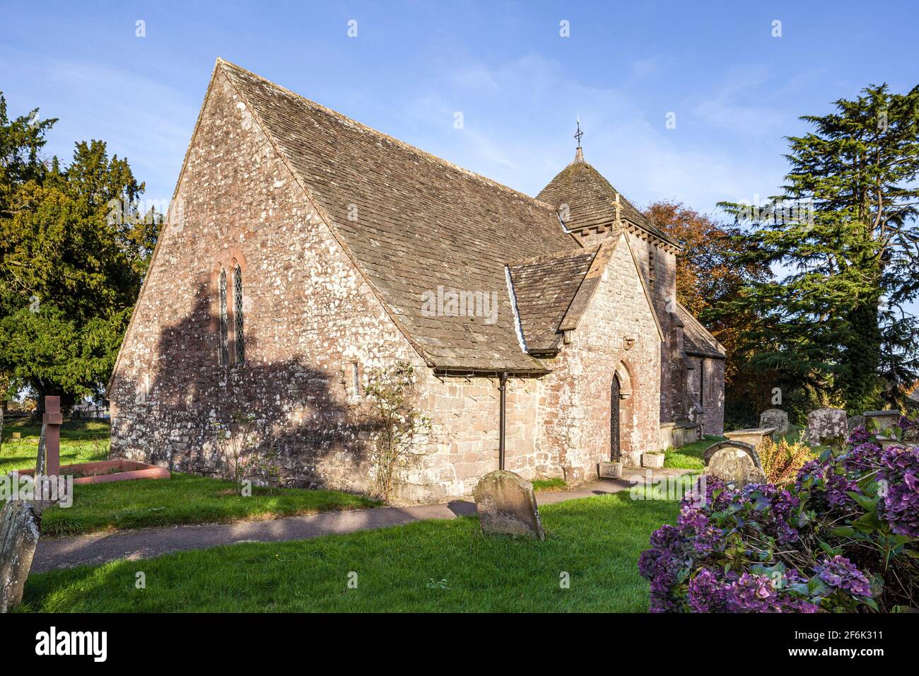 Chiesa di Santa Maria Maddalena, situata in un cimitero circolare, a Hewelsfield, nella Foresta di Dean, Gloucestershire UK Foto Stock