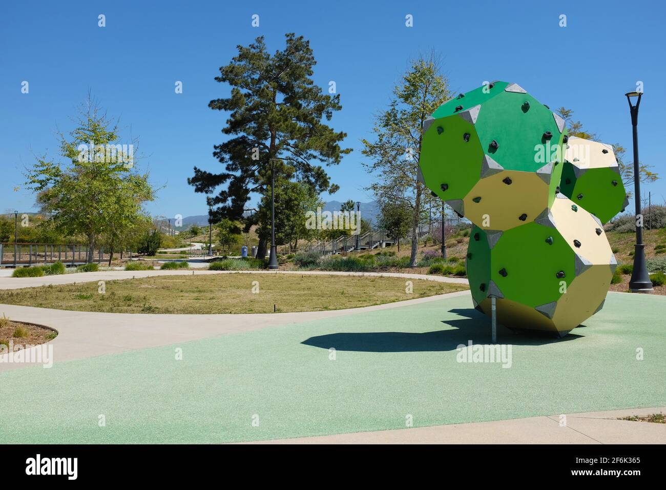 IRVINE, CALIFORNIA - 29 MAR 2021: Struttura di arrampicata nel parco giochi della zona di Bosque dell'Orange County Great Park. Foto Stock