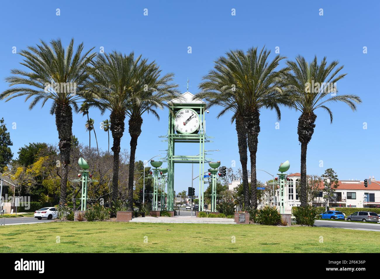 GARDEN GROVE, CALIFORNIA - 31 MAR 2021: Torre dell'Orologio sul Village Green, il più antico parco della città adiacente al centro storico quartiere. Foto Stock