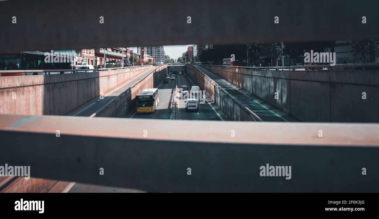 Auto in movimento per strada Foto Stock