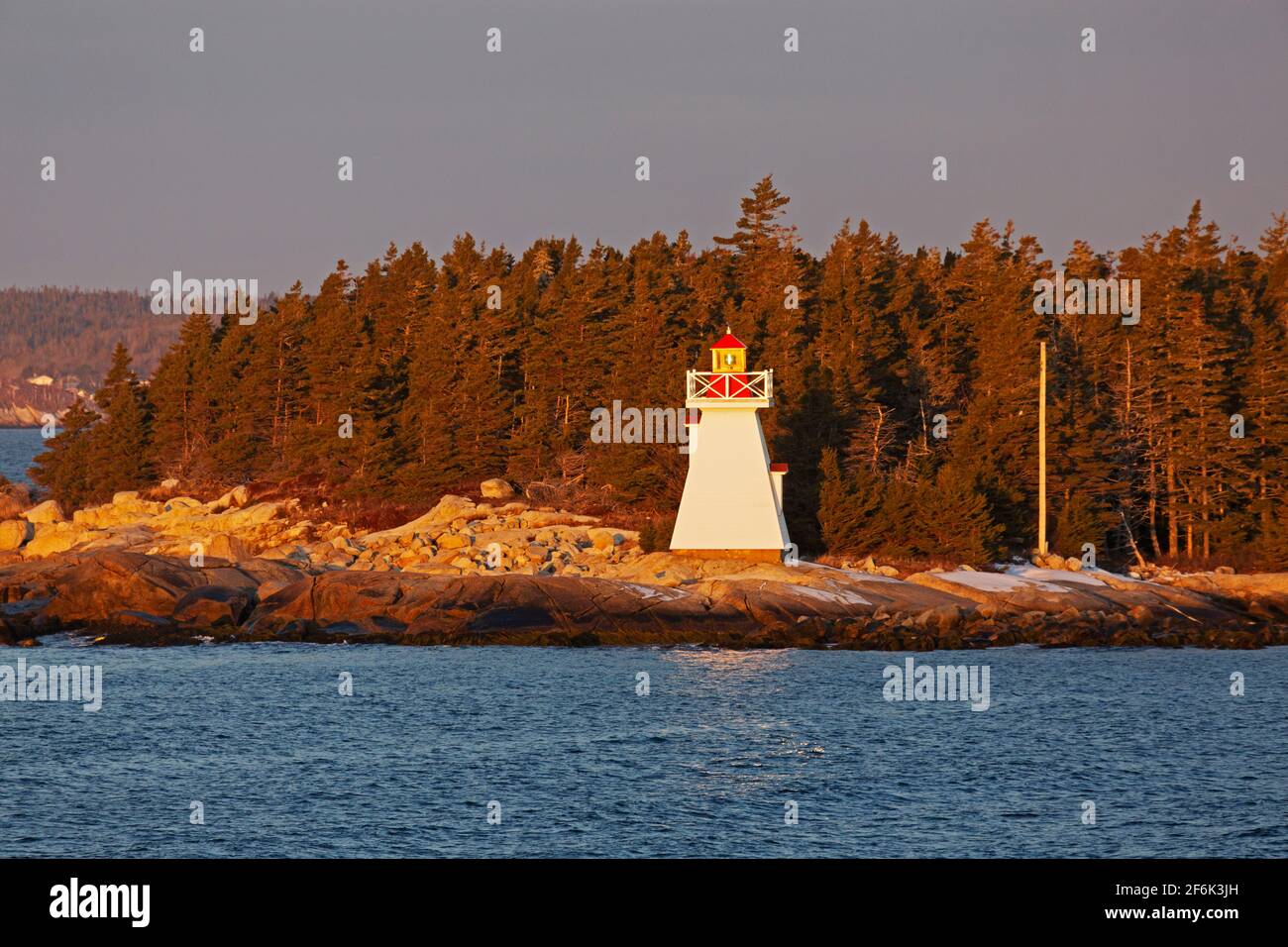 Faro del porto indiano in Nuova Scozia, Canada. Il punto di riferimento è anche noto come faro di Paddy`s Head. Foto Stock