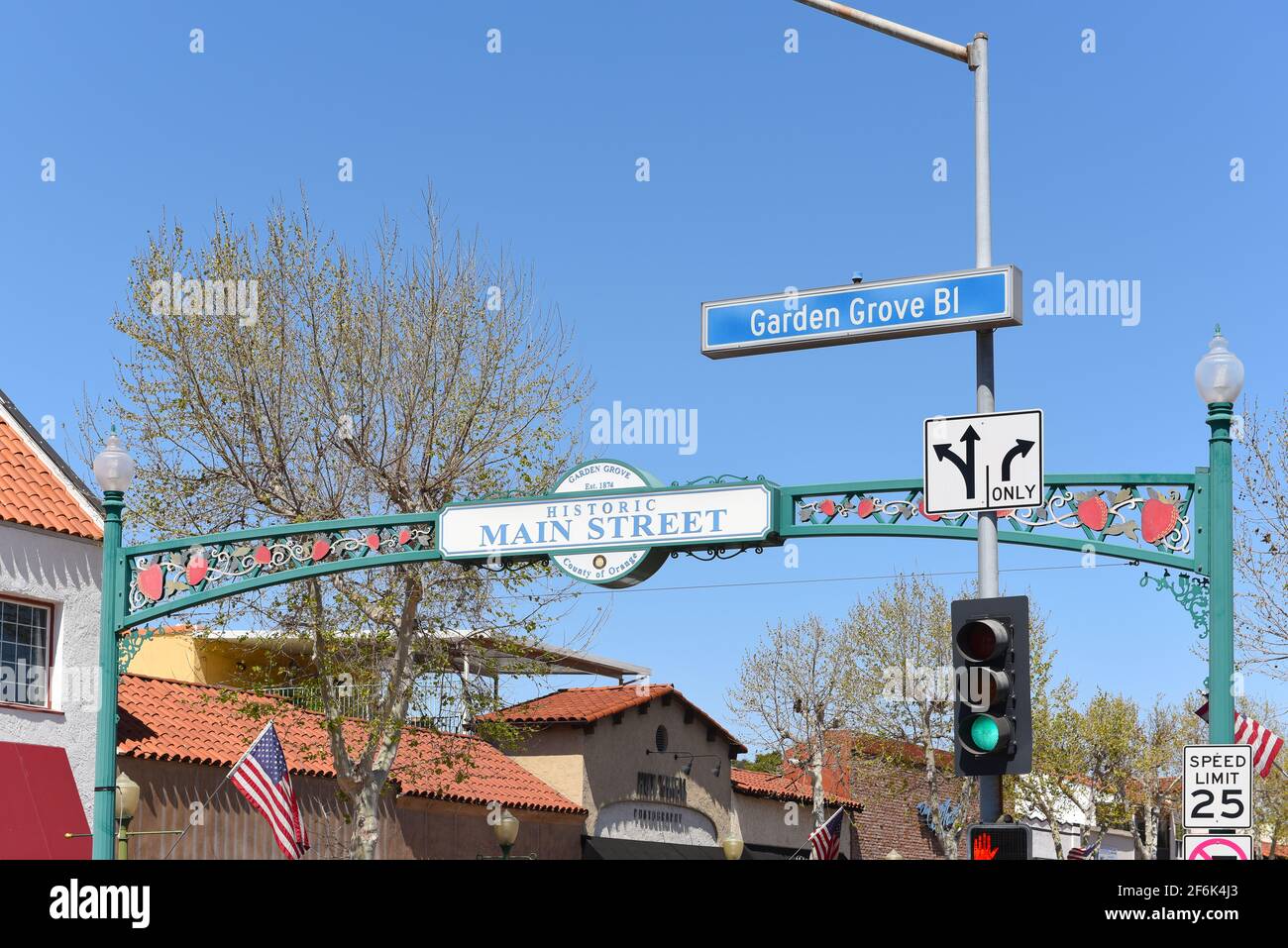 GARDEN GROVE, CALIFORNIA - 31 MAR 2021: Main Street segno sopra la zona storica del centro della contea di Orange. Foto Stock