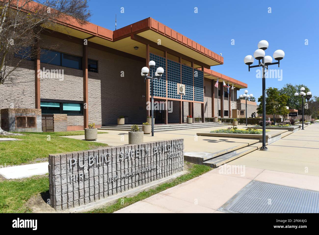 GARDEN GROVE, CALIFORNIA - 31 MAR 2021: Cartello di pubblica sicurezza presso il Garden Grove Police Department Building. Foto Stock