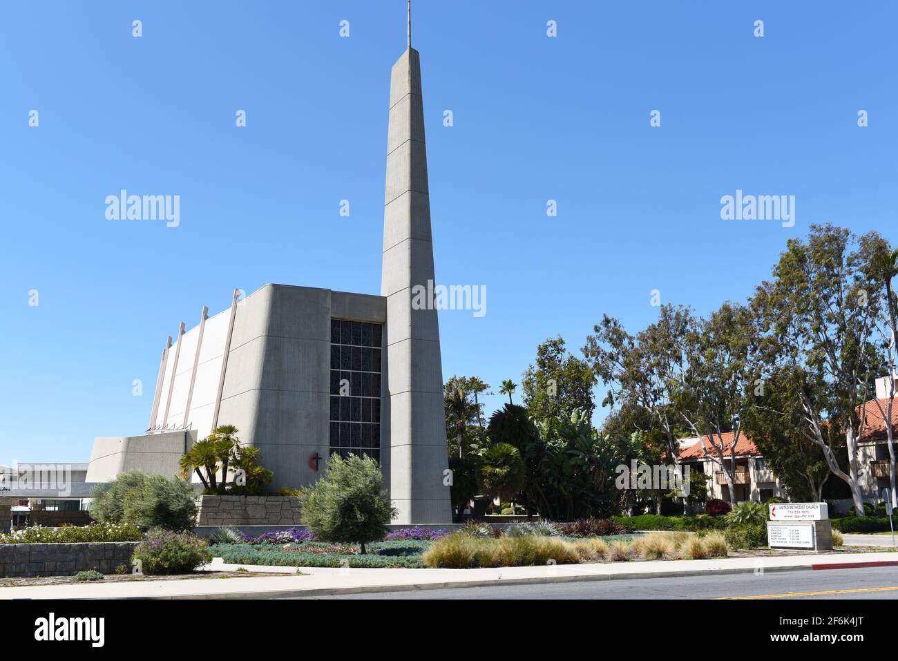 GARDEN GROVE, CALIFORNIA - 31 MAR 2021: La Chiesa metodista unita di fronte al Village Green nel centro storico. Foto Stock