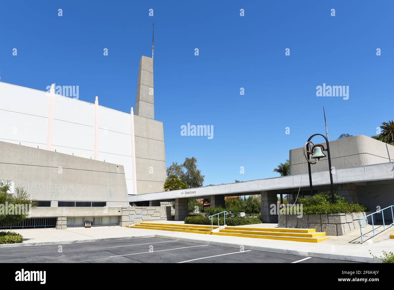 GARDEN GROVE, CALIFORNIA - 31 MAR 2021: La Chiesa metodista unita di fronte al Village Green nel centro storico. Foto Stock