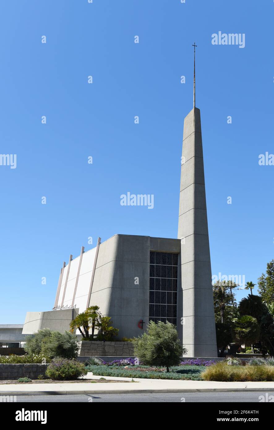GARDEN GROVE, CALIFORNIA - 31 MAR 2021: La Chiesa metodista unita di fronte al Village Green nel centro storico. Foto Stock