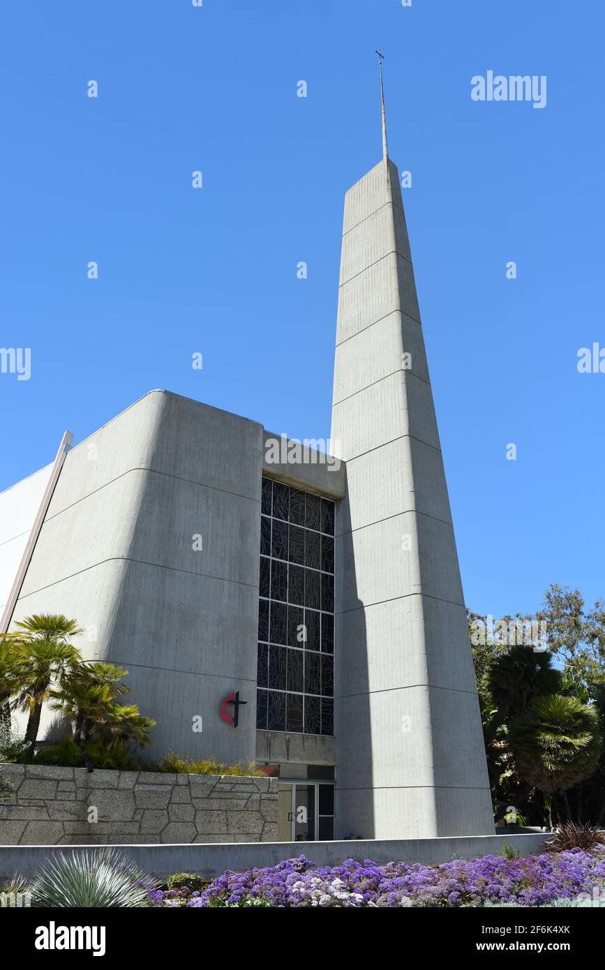 GARDEN GROVE, CALIFORNIA - 31 MAR 2021: La Chiesa metodista unita di fronte al Village Green nel centro storico. Foto Stock
