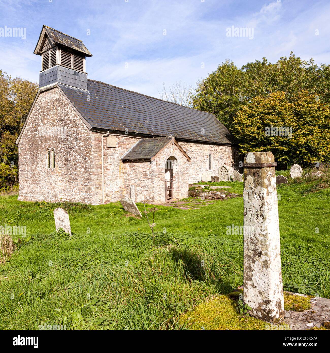 La chiesa di St Ellyw (risalente al 13 ° secolo) nel Brecon Beacons a Llanelieu vicino Talgart, Powys, Galles UK Foto Stock