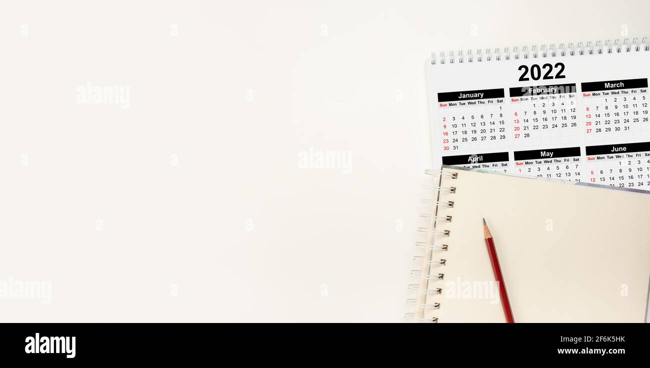 Per gli appuntamenti di lavoro agenda notebook con matita e loupe sulla  scrivania in ufficio, vista dall'alto con pagine vuote come spazio di copia  Foto stock - Alamy