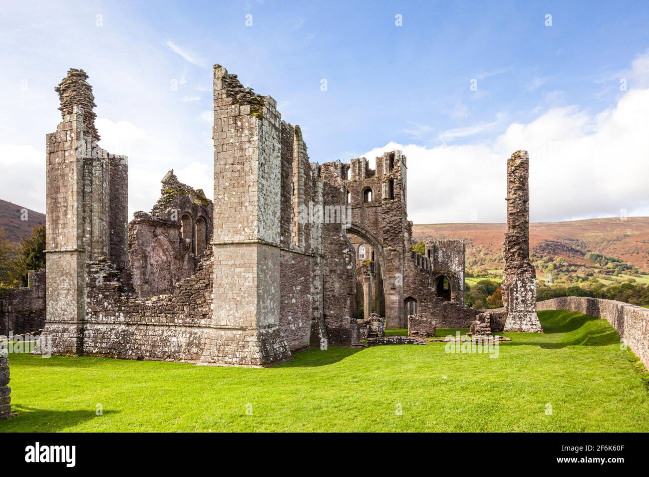 Le rovine di Llanthony Abbey, un ex convento agostiniano nella vale di Ewyas nel Brecon Beacons, Powys, Galles UK Foto Stock