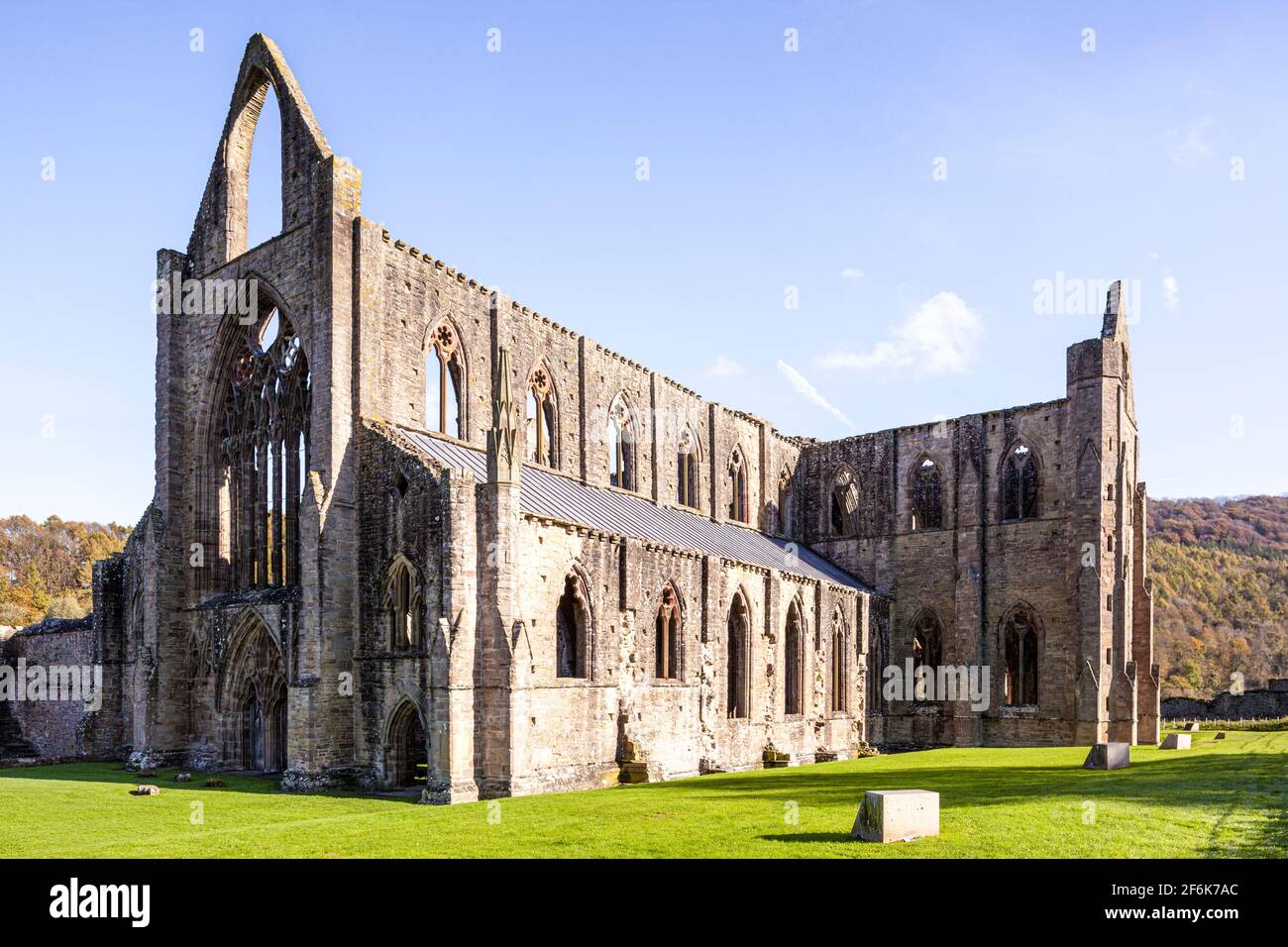 Tintern Abbey, un'abbazia cistercense del 12 ° secolo sulle rive del fiume Wye a Tintern, Monmouthshire, Galles UK Foto Stock