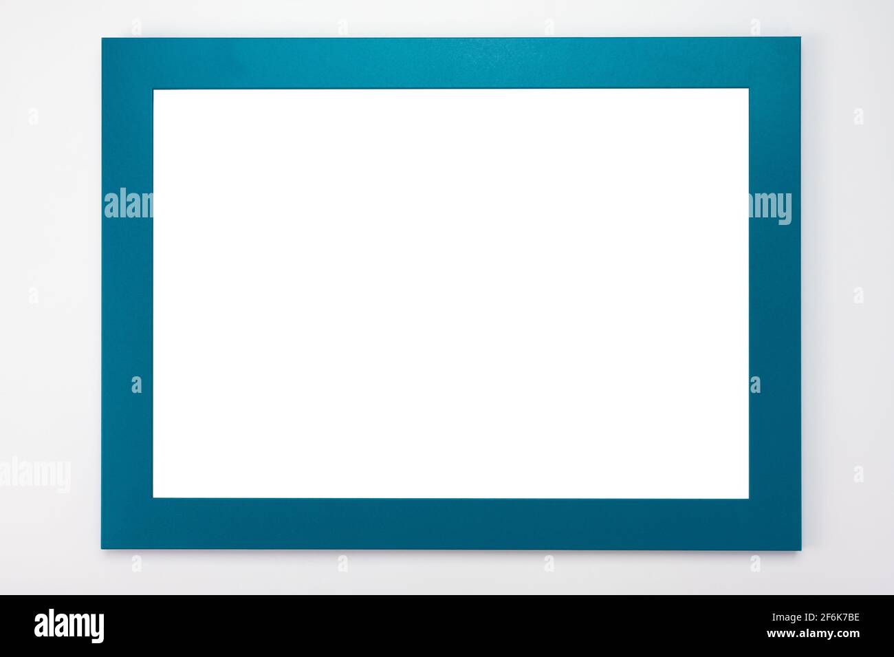 Mockup del telaio orizzontale. Isolato su sfondo bianco. Poster bianco con mockup cornice ciano. Le mani dell'uomo tengono il telaio blu. Mockup di cornice appeso su bianco w Foto Stock