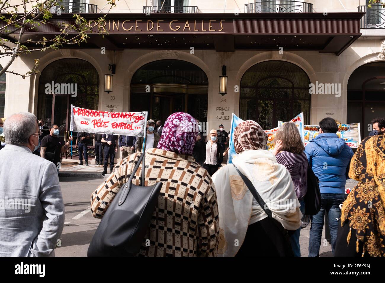 I dipendenti subappaltati degli hotel e dei palazzi parigini protestano contro il loro licenziamento da parte del Mariott Group e di Henderson Park, di fronte all'Hotel le Prince De Galles a Parigi, Francia, il 1° aprile 2021. Foto di Villette Pierrick/Avenir Pictures/ABACAPRESS.COM Foto Stock