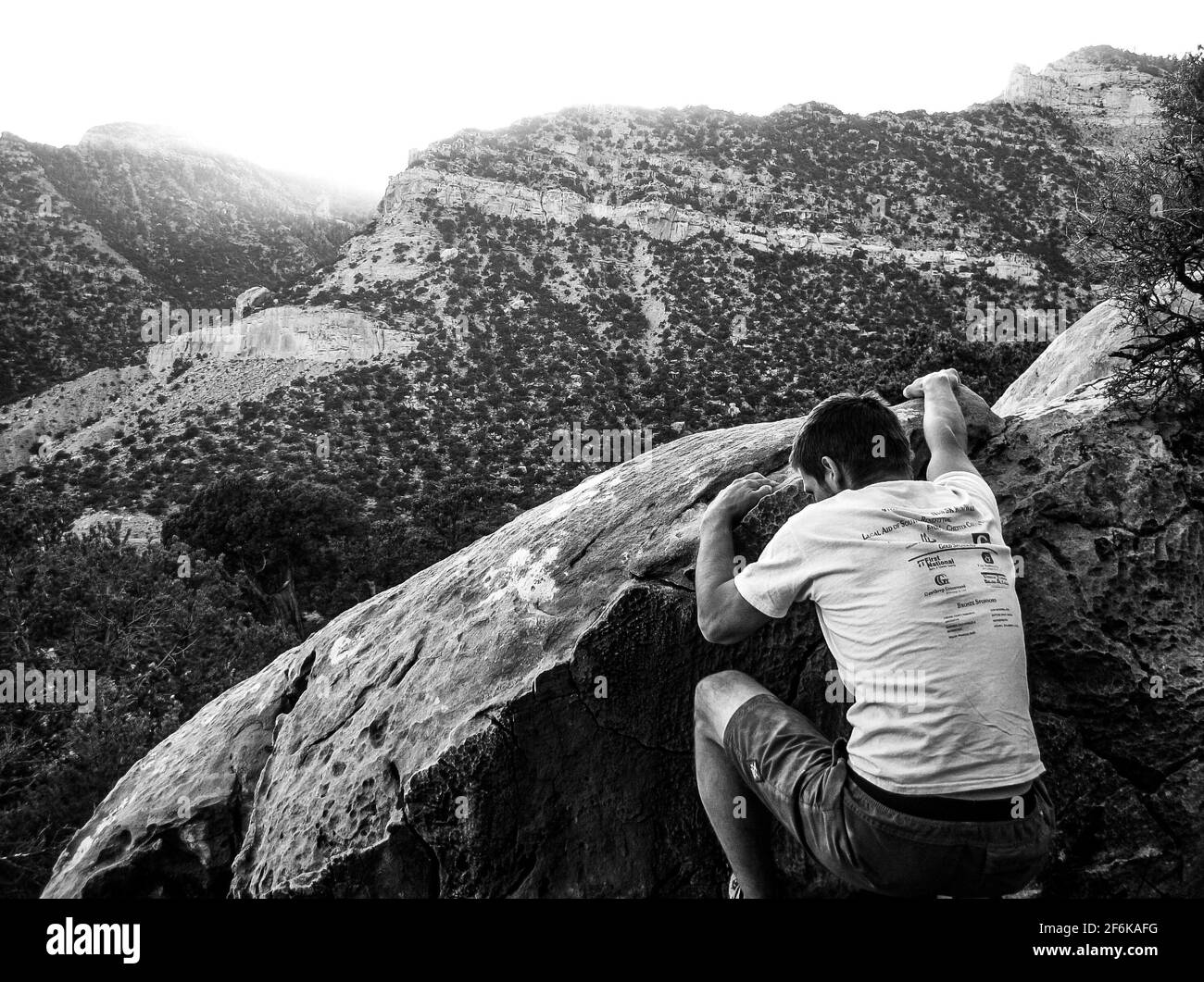 Un uomo che topping fuori un masso nella valle del Joe, Utah Foto Stock