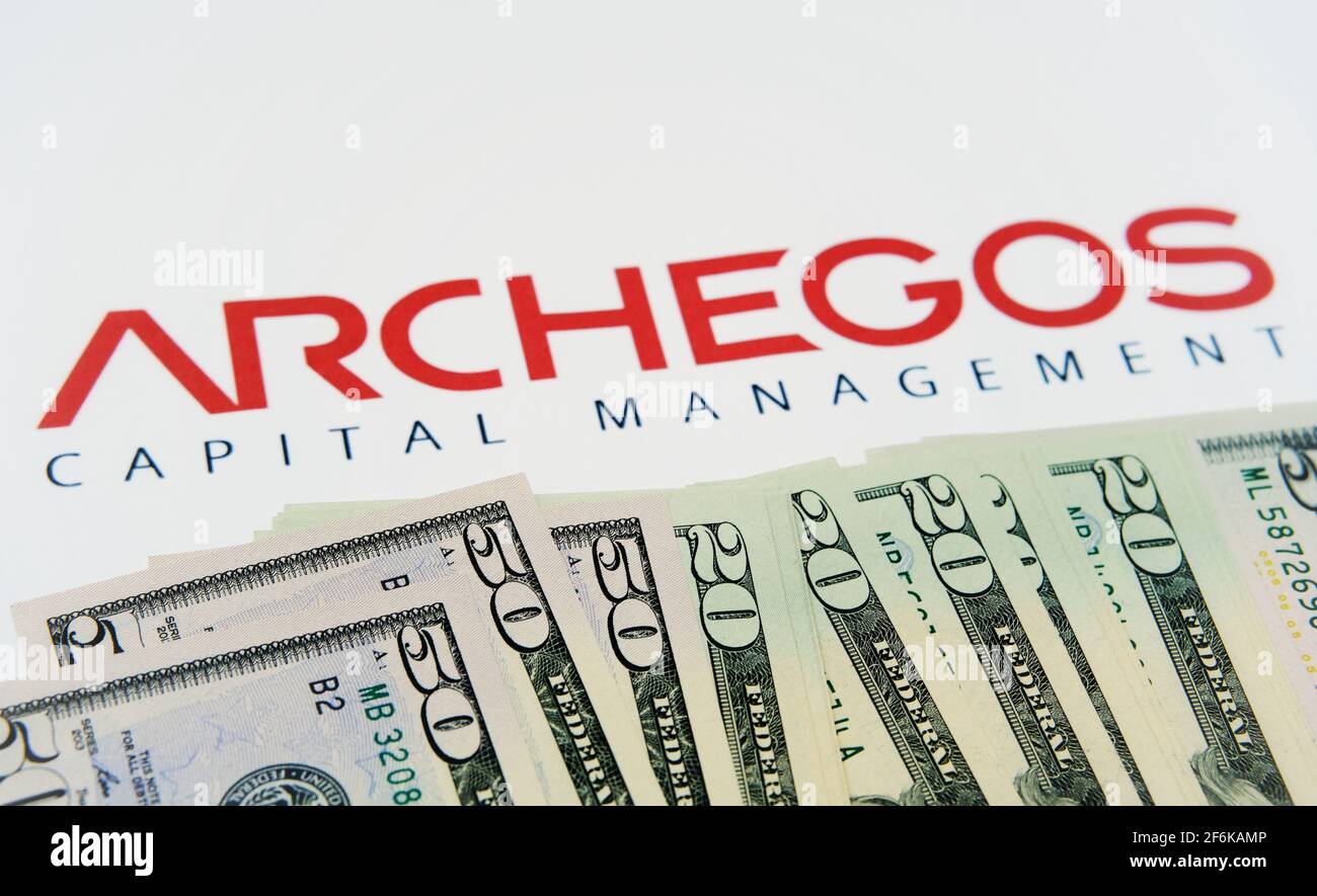 LOGO ARCHEGOS Capital Management su sfondo cartaceo US Dollar bollette viste in primo piano sulla superficie piatta con sfocato. Concetto. Stafford, United Foto Stock