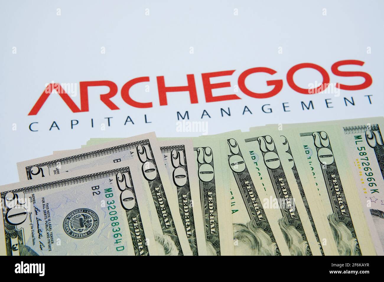 LOGO ARCHEGOS Capital Management su sfondo cartaceo US Dollar bollette viste in primo piano sulla superficie piatta con sfocato. Concetto. Stafford, United Foto Stock