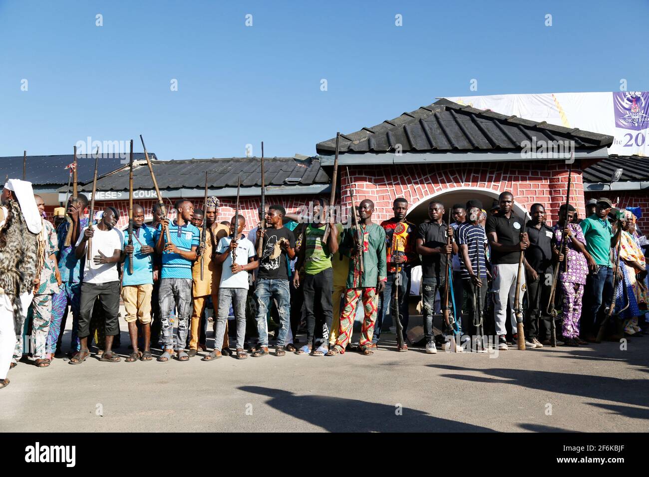 Cacciatori che espongono le loro pistole locali durante il Festival di Olojo, Ile-Ife, Osun state, Nigeria. Foto Stock