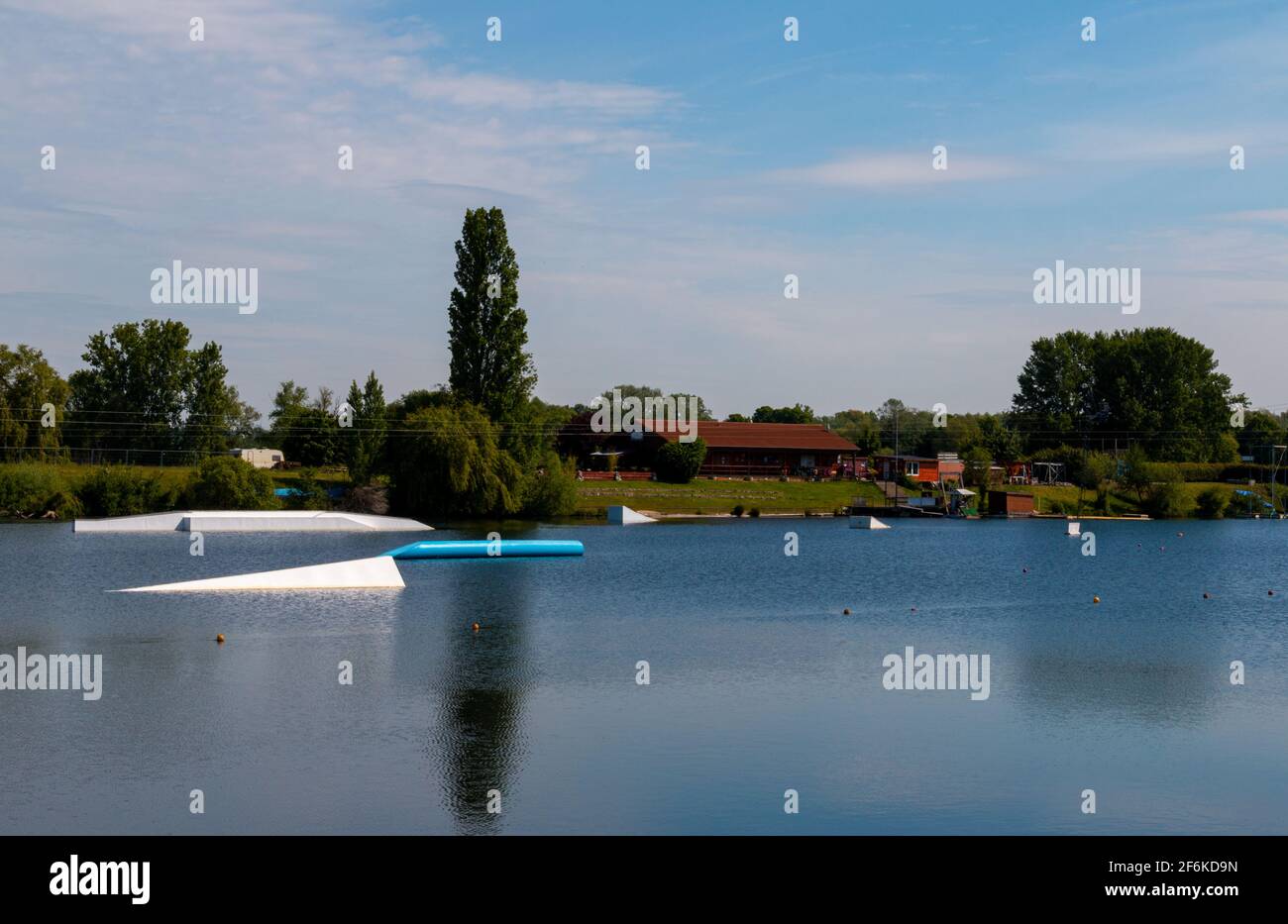 lockdown su un lago con sport acquatici Foto Stock