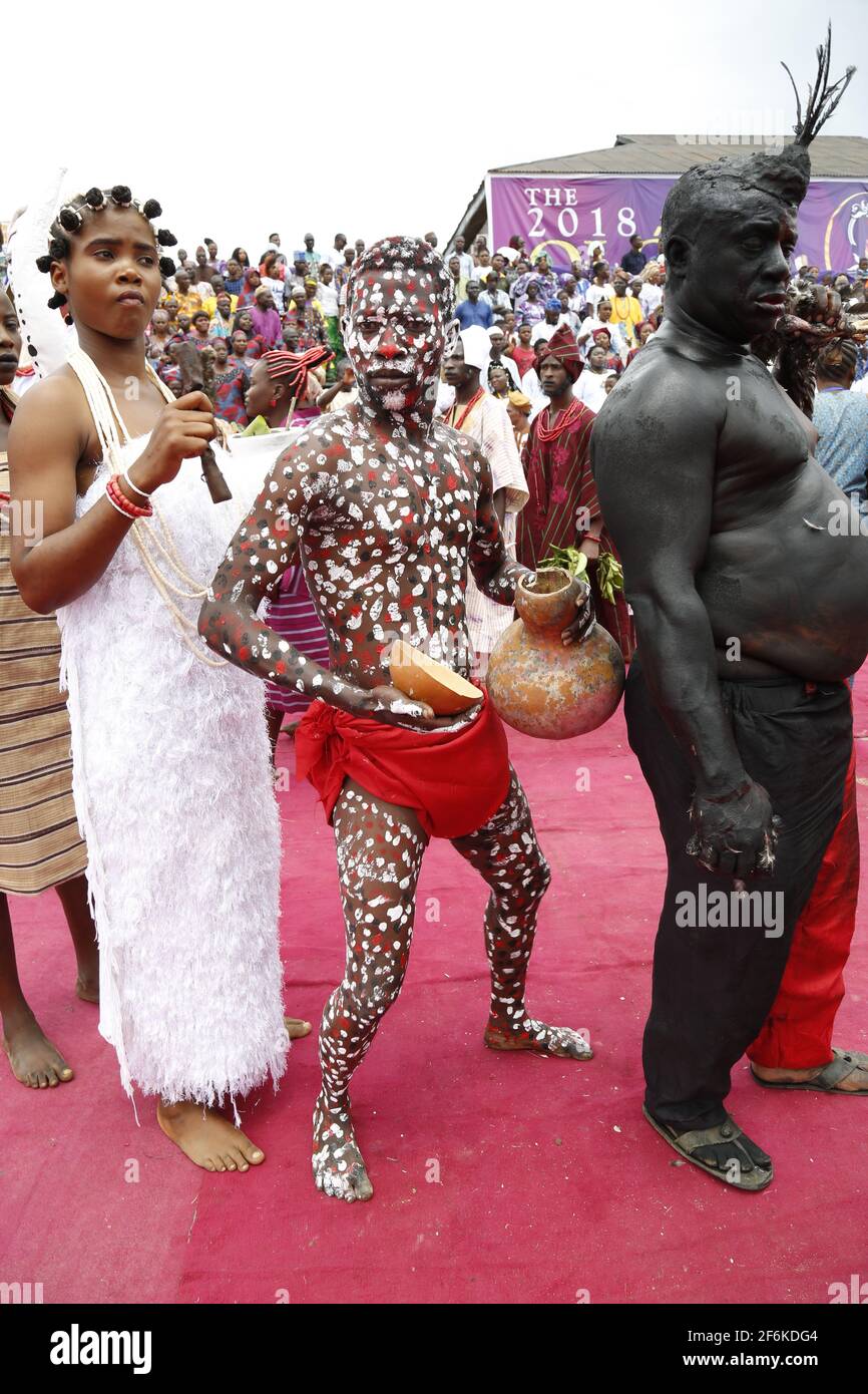 Sopona devotee che si esibisce durante il Festival di Olojo, Ile-Ife, Osun state, Nigeria. Foto Stock