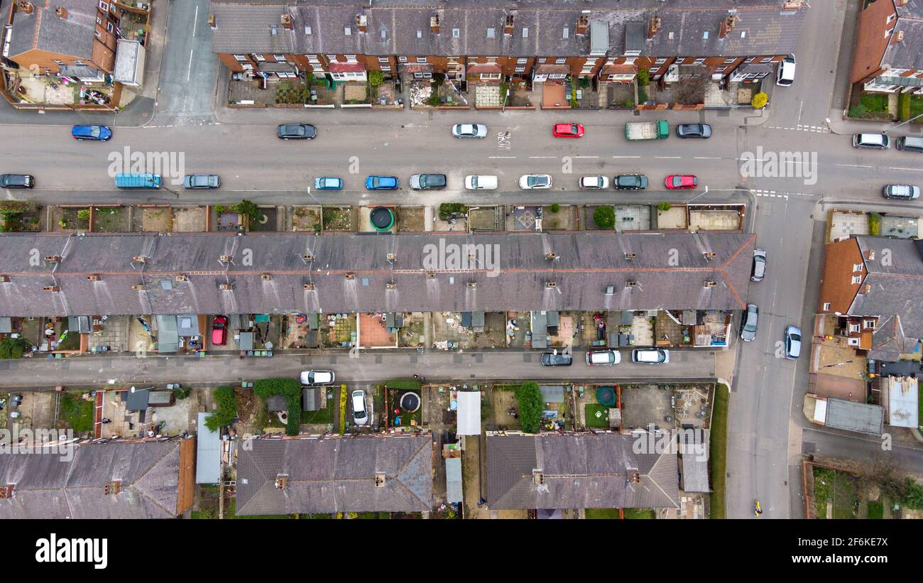 Foto aerea diretta della città britannica di Beeston A Leeds West Yorkshire Regno Unito mostra tipiche case suburbane terrazza tenute con file di casa Foto Stock