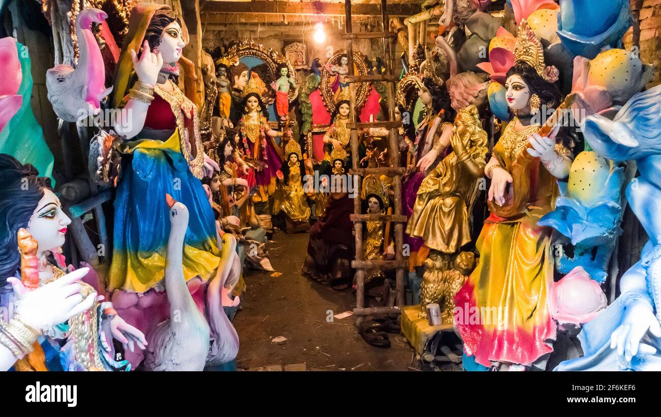 Kolkata, Bengala Occidentale, India - Gennaio 2018: Gli idoli colorati della Dea Indù Durga in mostra ad un laboratorio di scultura nella zona di Kumartuli del Foto Stock