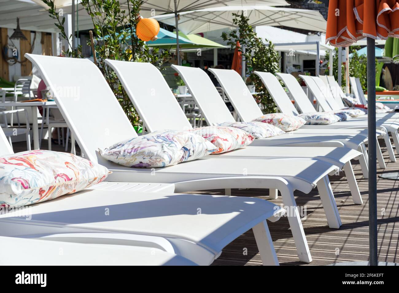 terrazza con lettino e ombrelloni Foto Stock
