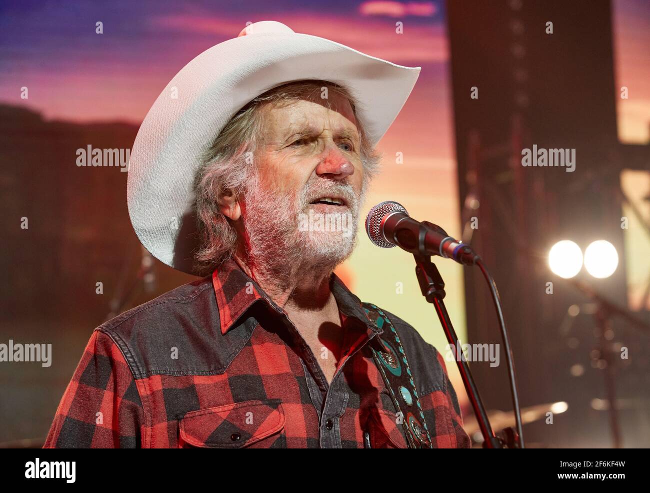 Buchholz, Germania. 01 Aprile 2021. Uwe Lost of the country band Truck Stop si trova sul palco durante una prova di prova prima del concerto in streaming "Love, Lust & Vice". Credit: Georg Wendt/dpa/Alamy Live News Foto Stock