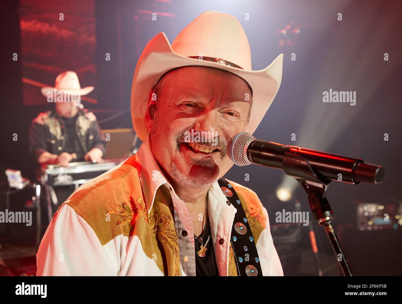 Buchholz, Germania. 01 Aprile 2021. Tim Reese (l) della country band Truck Stop suona il violino sul palco durante una prova di prova prima del concerto in streaming "Love, Lust & Vice". Credit: Georg Wendt/dpa/Alamy Live News Foto Stock