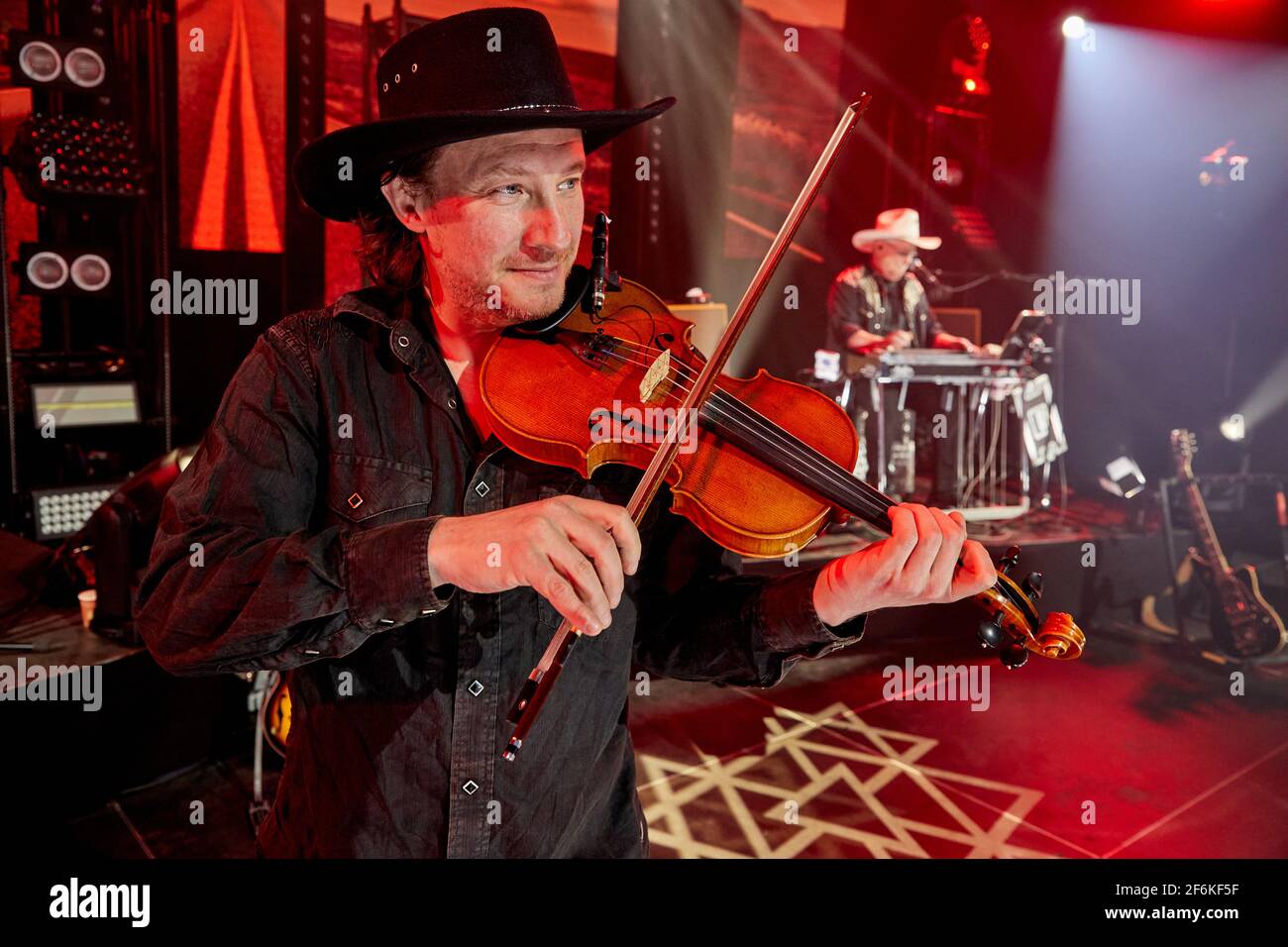 Buchholz, Germania. 01 Aprile 2021. Tim Reese (l) della country band Truck Stop suona il violino sul palco durante una prova di prova prima del concerto in streaming "Love, Lust & Vice". Credit: Georg Wendt/dpa/Alamy Live News Foto Stock