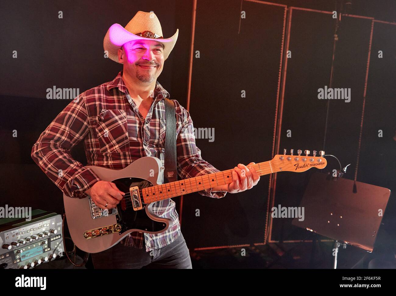 Buchholz, Germania. 01 Aprile 2021. Dirk Schlag, in carica per Chris Kaufmann della country band Truck Stop, si alza sul palco con la chitarra elettrica durante una prova di prova prima del concerto in streaming "Love, Lust & Vice". Credit: Georg Wendt/dpa/Alamy Live News Foto Stock