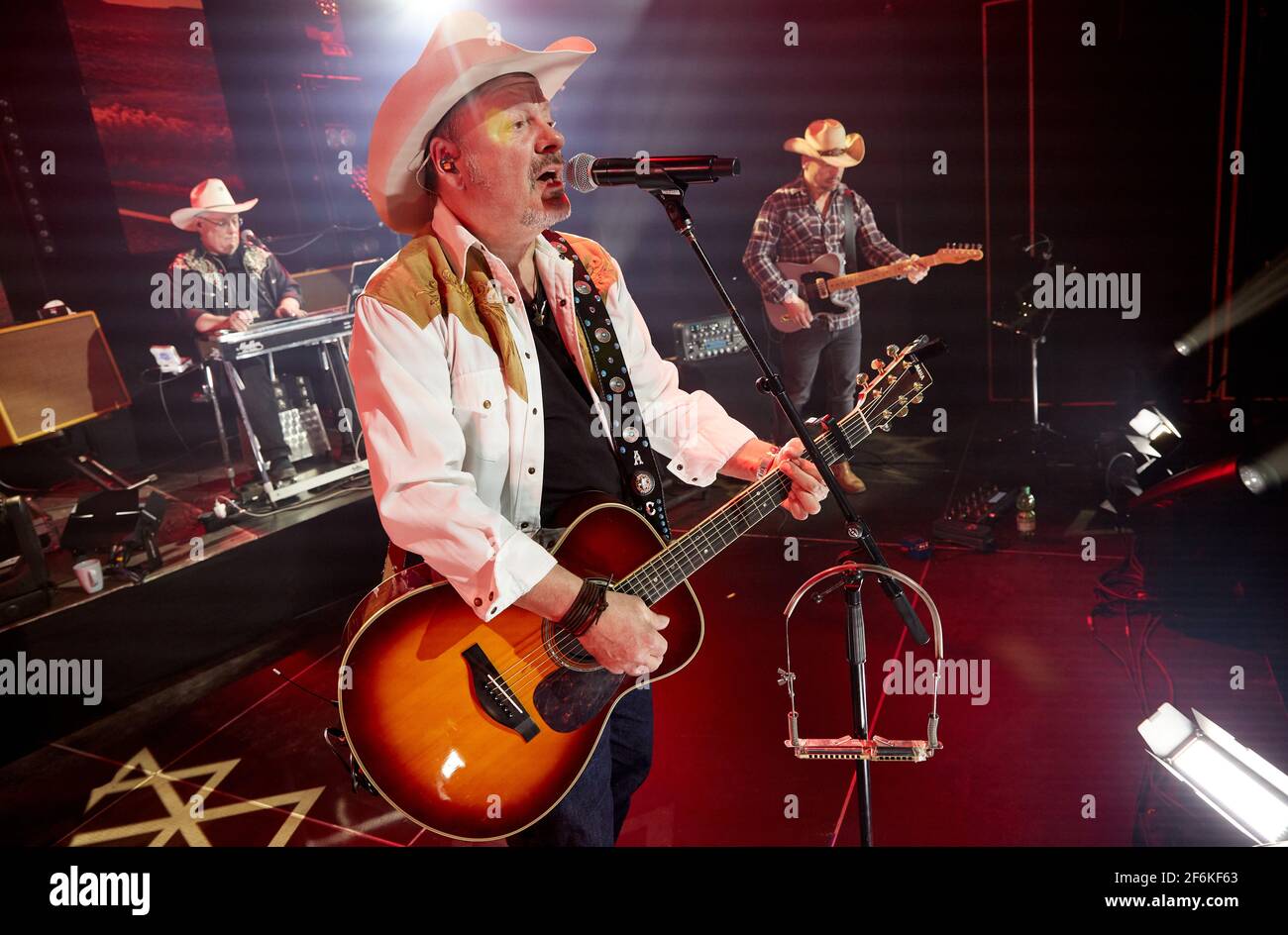 Buchholz, Germania. 01 Aprile 2021. Tim Reese (l) della country band Truck Stop suona il violino sul palco durante una prova di prova prima del concerto in streaming "Love, Lust & Vice". Credit: Georg Wendt/dpa/Alamy Live News Foto Stock