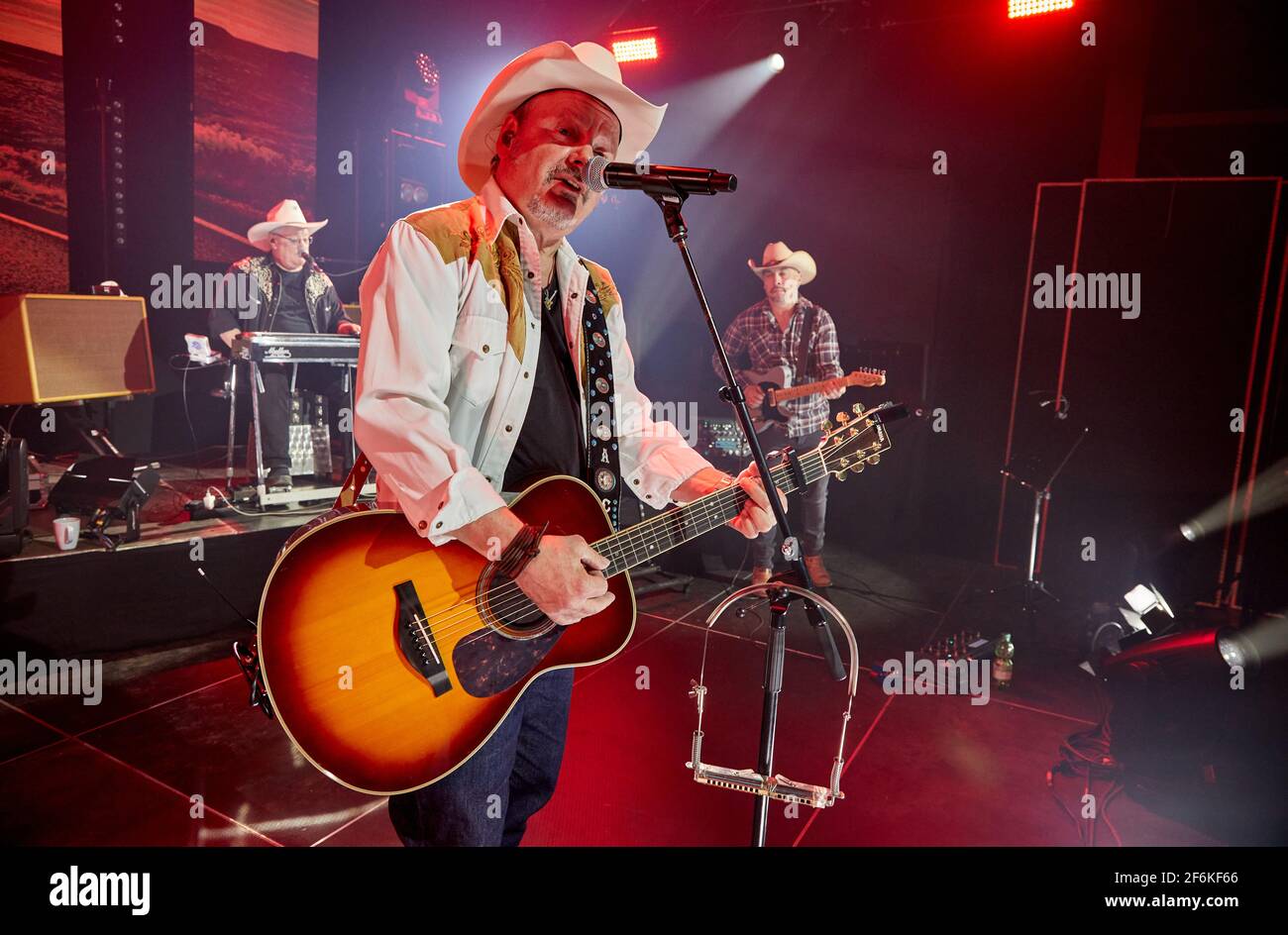 Buchholz, Germania. 01 Aprile 2021. Tim Reese (l) della country band Truck Stop suona il violino sul palco durante una prova di prova prima del concerto in streaming "Love, Lust & Vice". Credit: Georg Wendt/dpa/Alamy Live News Foto Stock