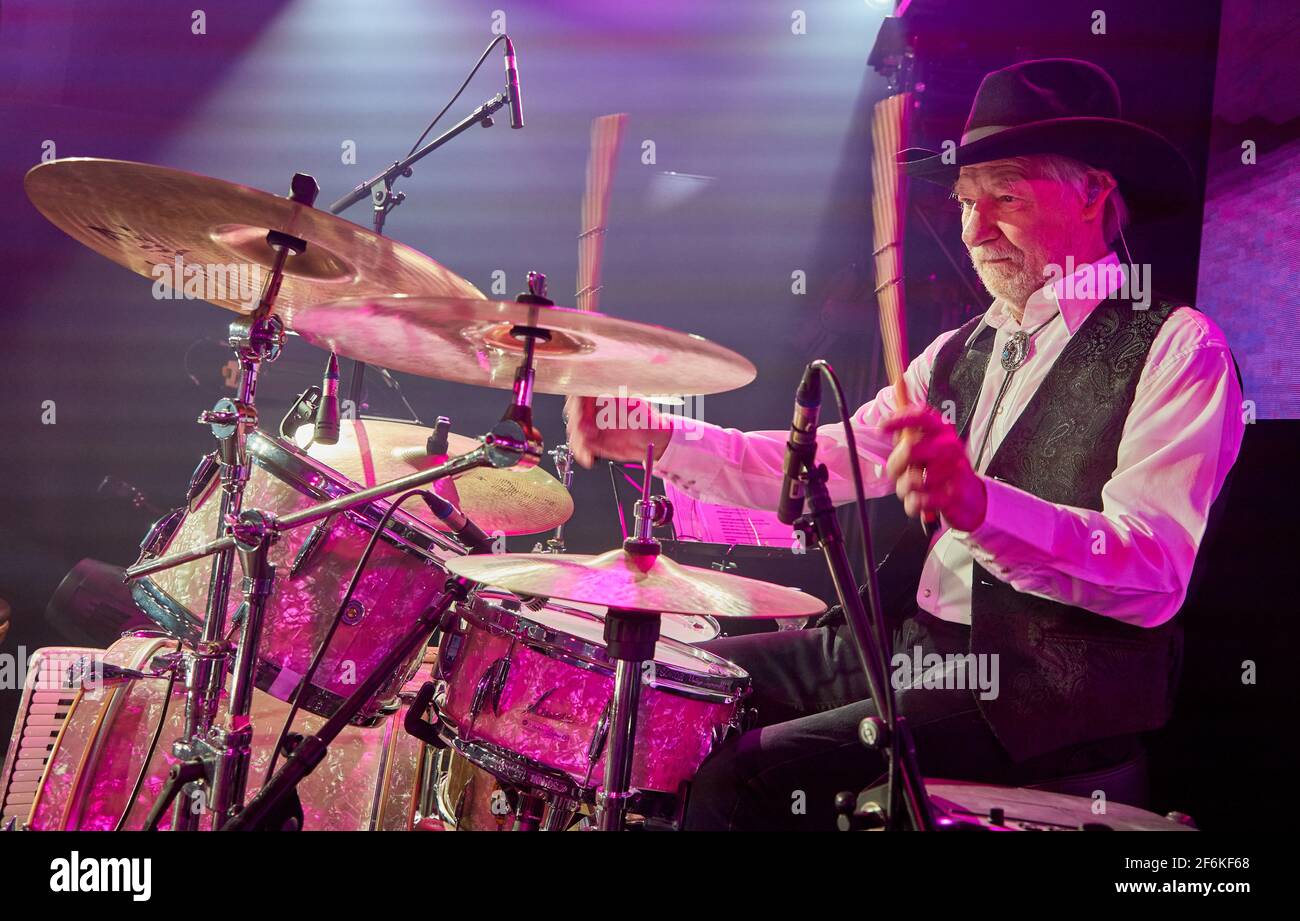 Buchholz, Germania. 01 Aprile 2021. Teddy Ibing della country band Truck Stop siede sul drum kit sul palco durante una prova di prova prima del concerto in streaming "Love, Lust & Vice". Credit: Georg Wendt/dpa/Alamy Live News Foto Stock