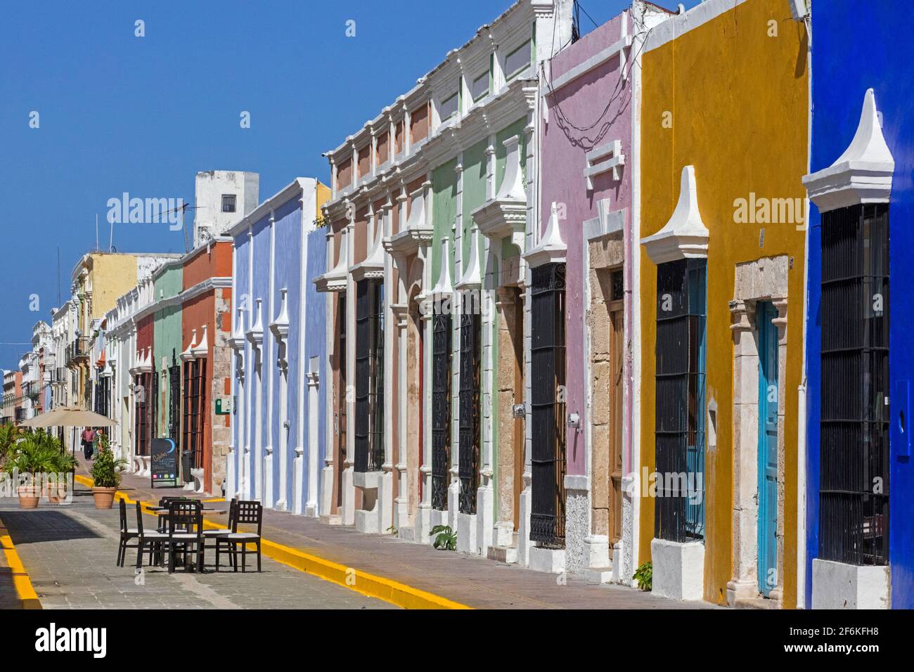 Case coloniali colorate nel centro storico della città di San Francisco de Campeche / Campeachy, Campeche, sud-est del Messico Foto Stock